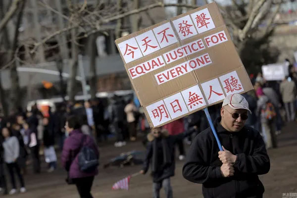 华人小哥遭抢劫,华人小哥以一敌三,华人亚裔自我防卫,华人小哥反杀劫匪,华人反暴力,华裔老奶奶遭重拳袭击,北美华人群体反歧视,海外遇难指南,华人夫妇以一敌五,华人餐馆老板暴揍劫匪,留学生击毙歹徒